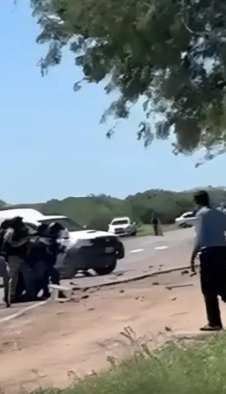 Imágenes impactantes: manejaba una ambulancia y atropelló a más de 10 policías