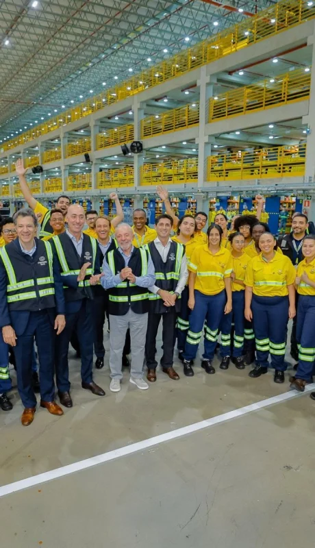 Lula en un centro de distribución de Mercado Libre.