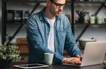 Ganar dinero desde casa en dólares: así funciona el método que explota en redes