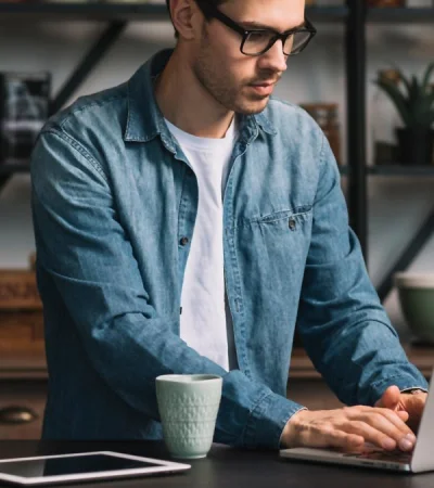 Ganar dinero desde casa en dólares: así funciona el método que explota en redes