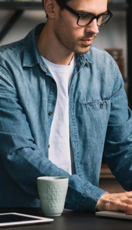 Ganar dinero desde casa en dólares: así funciona el método que explota en redes