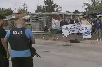 Tensión extrema: un niño con un cuchillo intentó apuñalar a dos policías