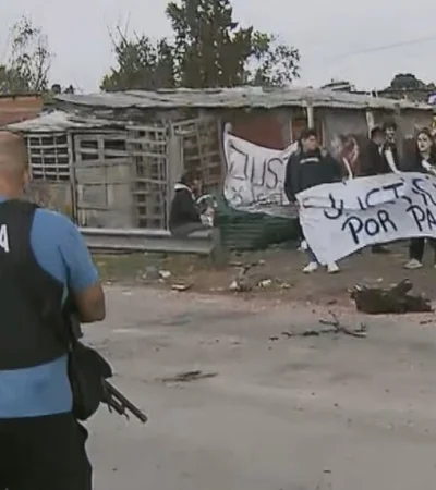 Tensión extrema: un niño con un cuchillo intentó apuñalar a dos policías