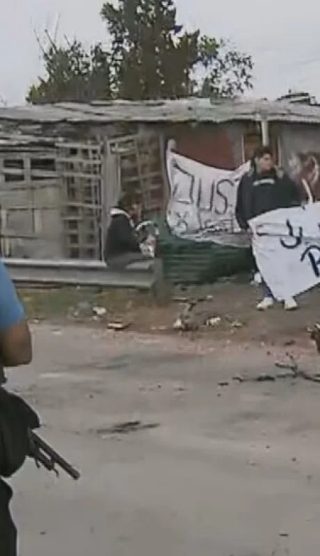 Tensión extrema: un niño con un cuchillo intentó apuñalar a dos policías