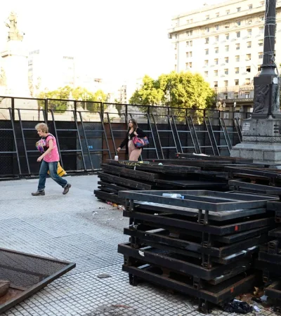 El Congreso ya está vallado a la espera de la marcha de los jubilados y la CGT.