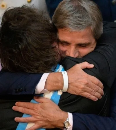 El Presidente felicitó al ministro de Economía, Luis Caputo.