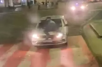 Impactante video: arrastró a un policía en el capot para escapar de un control de tránsito