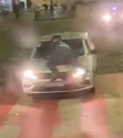 El automovilista trabajaba como Uber y llevaba a una niña en el vehiculo.