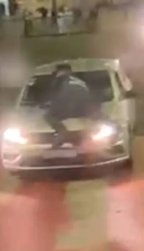 El automovilista trabajaba como Uber y llevaba a una niña en el vehiculo.