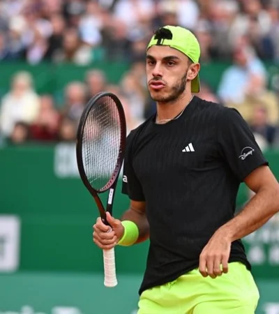 El argentino no pudo mantener el buen nivel que tuvo en el primer set/ Fuente: X