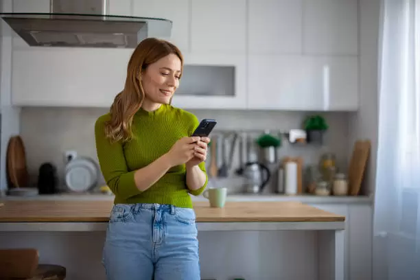 WhatsApp aumenta la seguridad para las mujeres de todas las edades.