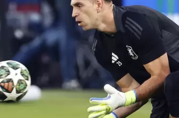 Subí el volúmen: así recibieron en París al "Dibu" Martínez antes del partido de Champions League