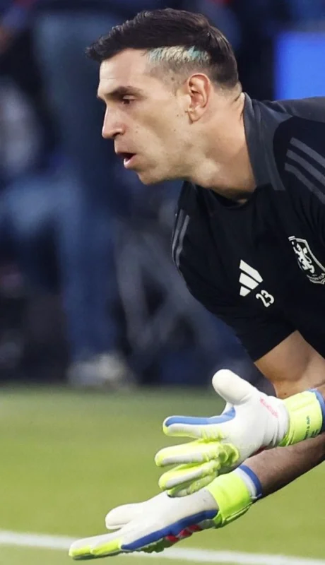 El Dibu Martínez fue silbado en París.