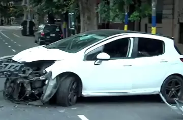 ¡Escalofriante! Un auto chocó y lo que había adentro paralizó a la Policía