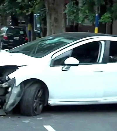 ¡Escalofriante! Un auto chocó y lo que había adentro paralizó a la Policía