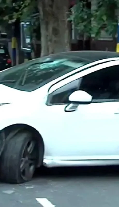 ¡Escalofriante! Un auto chocó y lo que había adentro paralizó a la Policía