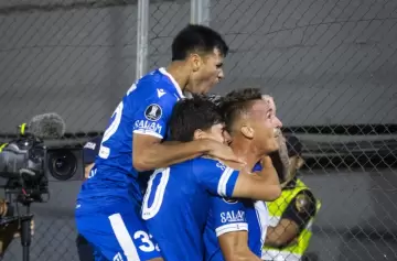 El Vélez de Guillermo goleó al Olimpia de Palermo en Paraguay