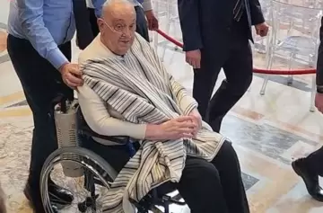 El Papa rompe protocolos y aparece sin vestimenta clerical en San Pedro