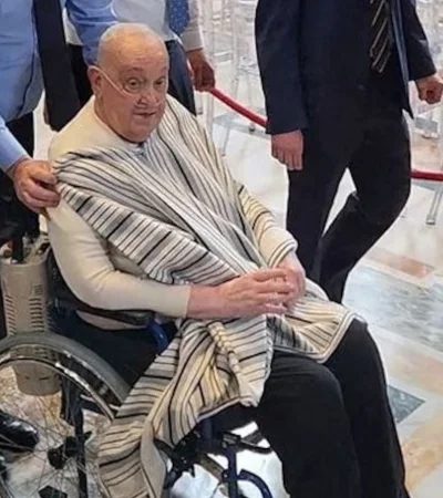 El Papa rompe protocolos y aparece sin vestimenta clerical en San Pedro