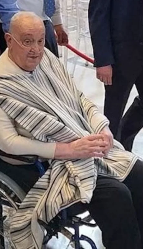 El Papa rompe protocolos y aparece sin vestimenta clerical en San Pedro