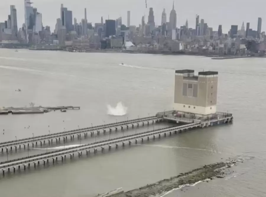 Una captura muestra el momento exacto cuando la aeronave impacta en el agua.