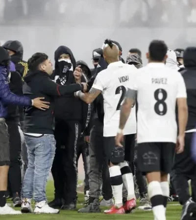 Según explicó el fiscal, los hinchas fallecieron aplastados por una reja.