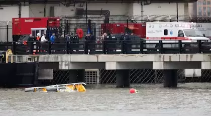 El helicóptero quedó flotando en la orilla de Manhattan. (FOTO AFP)