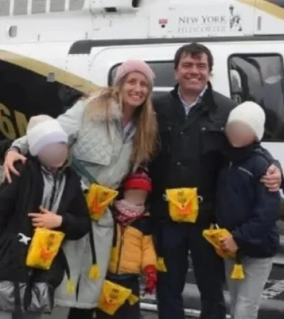 Se trata de una familia española que contrató la aeronave para recorrer  la icónica ciudad.