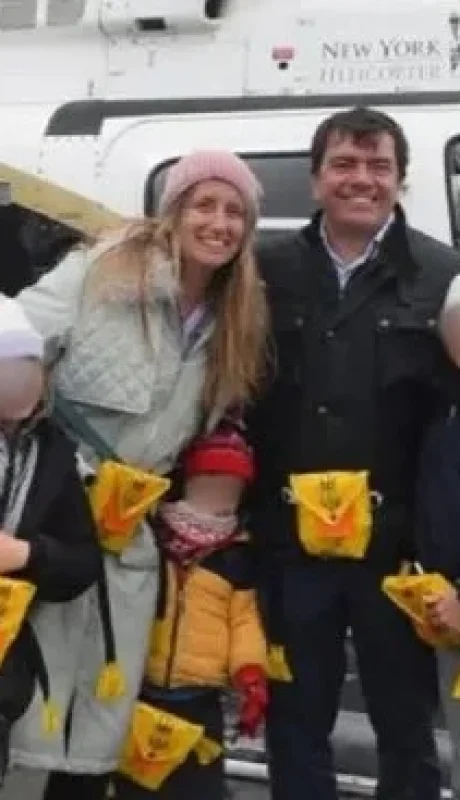 Se trata de una familia española que contrató la aeronave para recorrer  la icónica ciudad.