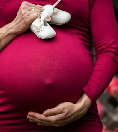 Quedó embarazada por medio de fertilización in vitro, pero le implantaron el embrión equivocado.