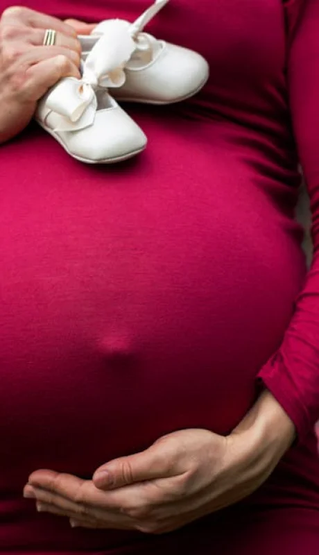 Quedó embarazada por medio de fertilización in vitro, pero le implantaron el embrión equivocado.