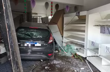 Inexplicable: un hombre conducía herido, atropelló a una mujer y ambos murieron