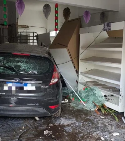 El auto que conducía el hombre apuñalado quedó incrustado en una panadería. (Foto: TN)