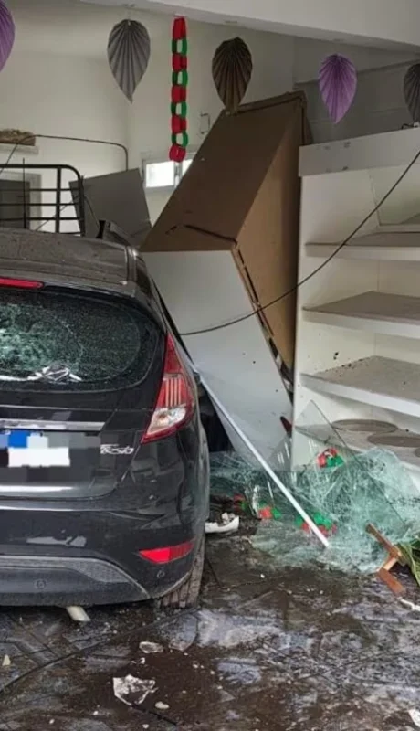 El auto que conducía el hombre apuñalado quedó incrustado en una panadería. (Foto: TN)