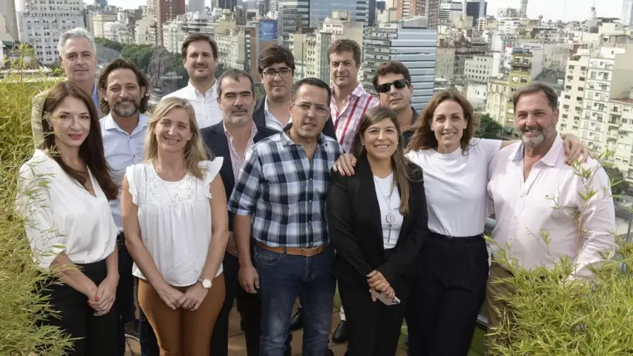 Miembros del Movimiento Empresarial Antibloqueo. Adelante, de saco negro, Verónica Razzini.