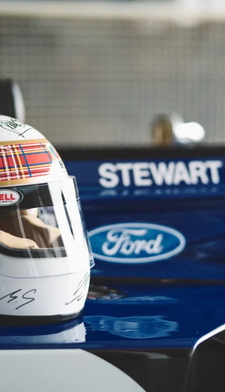 Michael Schumacher firmó un casco para una causa benéfica de una leyenda de la F1