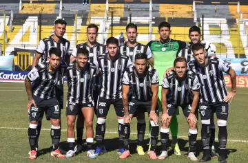 Gimnasia de Mendoza arrancó un empate agónico ante Brown y sigue arriba