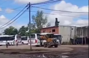 Furia y destrozos: un hombre embistió tres colectivos con una retroexcavadora