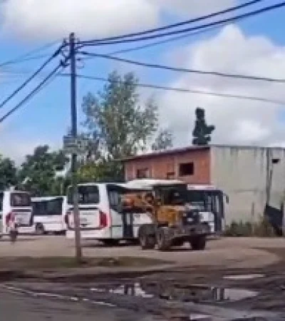 Un hombre se ofuscó por un choque y atacó tres colectivos con una retroexcavadora/ Fuente: Captura de Video