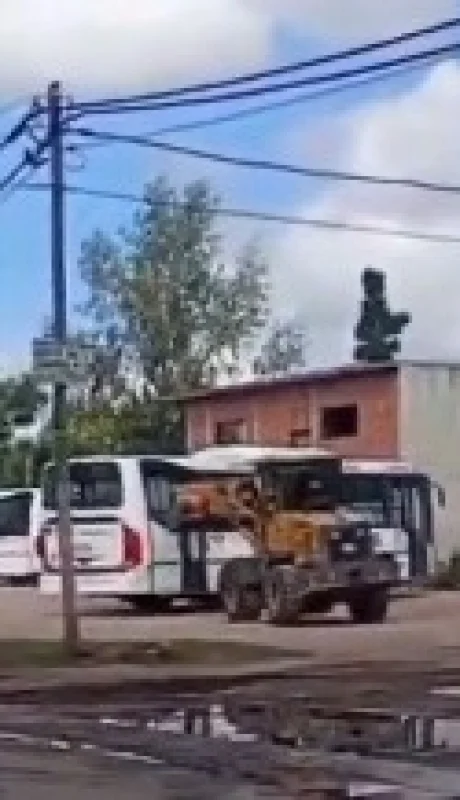 Un hombre se ofuscó por un choque y atacó tres colectivos con una retroexcavadora/ Fuente: Captura de Video