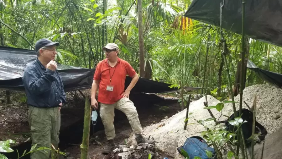 Stephen Houston (izquierda), fotografiado en la excavación arqueológica con Edwin Román Ramírez, coautor del estudio.
