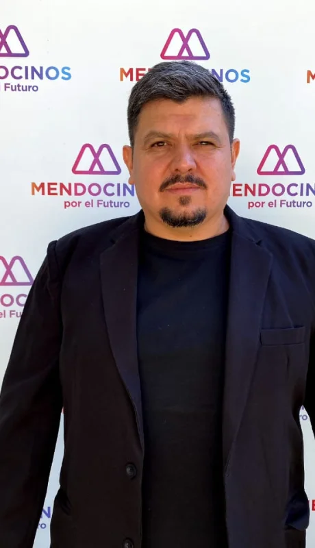 Pérez es empresario (dueño del restaurant "El Nuevo Bigote", ubicado en Las Heras).