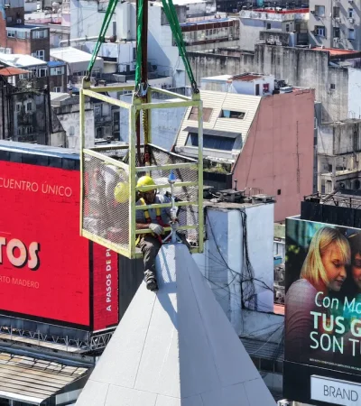 Después de 100 años se cambió el pararrayos del obelisco/