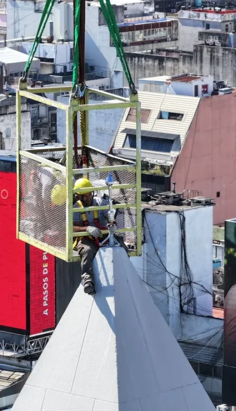 Después de 100 años se cambió el pararrayos del obelisco/