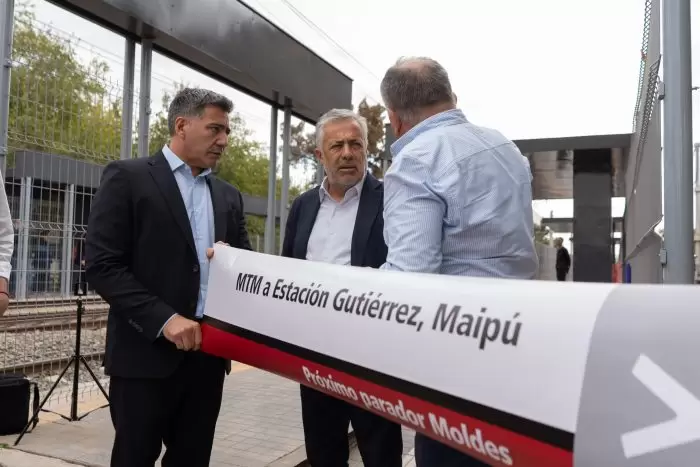 Alfredo Cornejo estuvo viendo las paradas del metrotranvía/