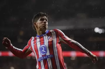 El Atlético Madrid ganó con ayuda argentina y no se baja de la pelea