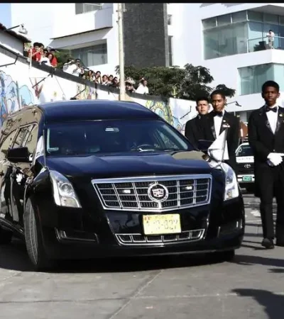 Perú tiene todas sus banderas a media asta por la partida de Vargas Llosa.