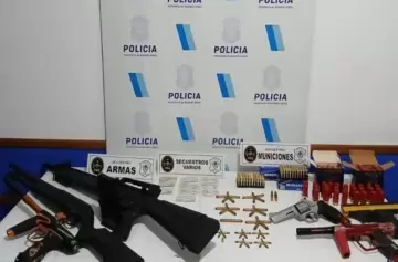 Atropelló y mató a un adolescente en la ruta y se atrincheró con un arsenal