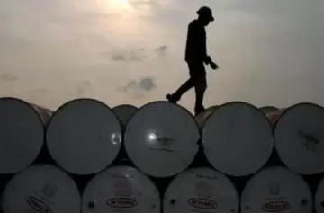 "En el mundo baja el precio del barril de crudo, pero en Argentina lo suben"