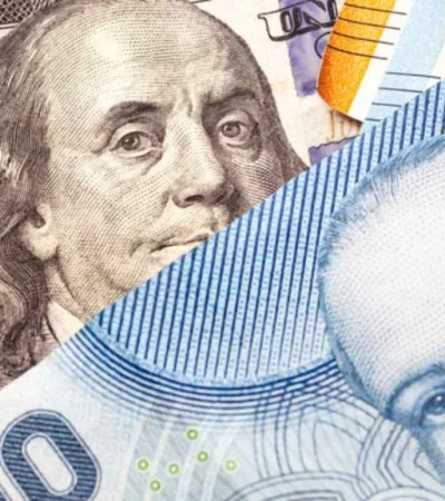 Pesos chilenos y dólares.